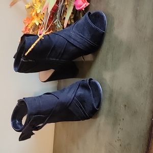 Lauren Conrad size 8 suede sandal